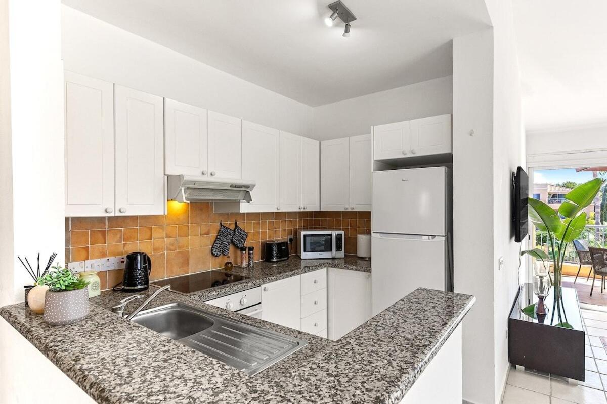Limnaria Gardens Beautiful Apartment By Vichy Paphos Exterior foto